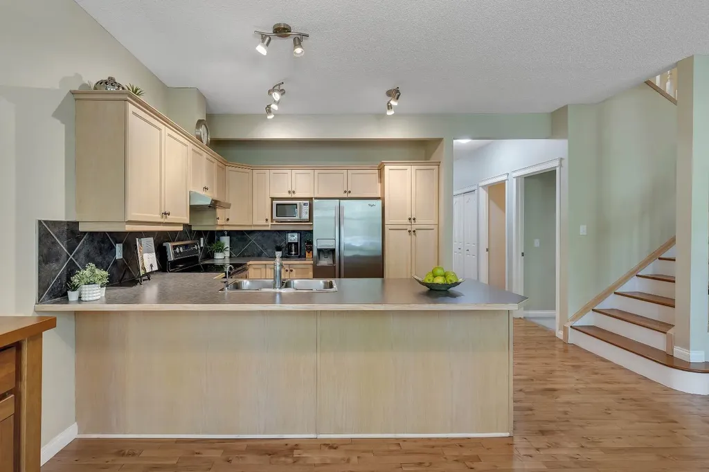 6 Discovery Heights SW Calgary AB T3H 4Y6