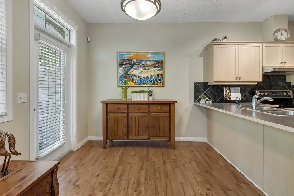 6 Discovery Heights SW Calgary AB T3H 4Y6