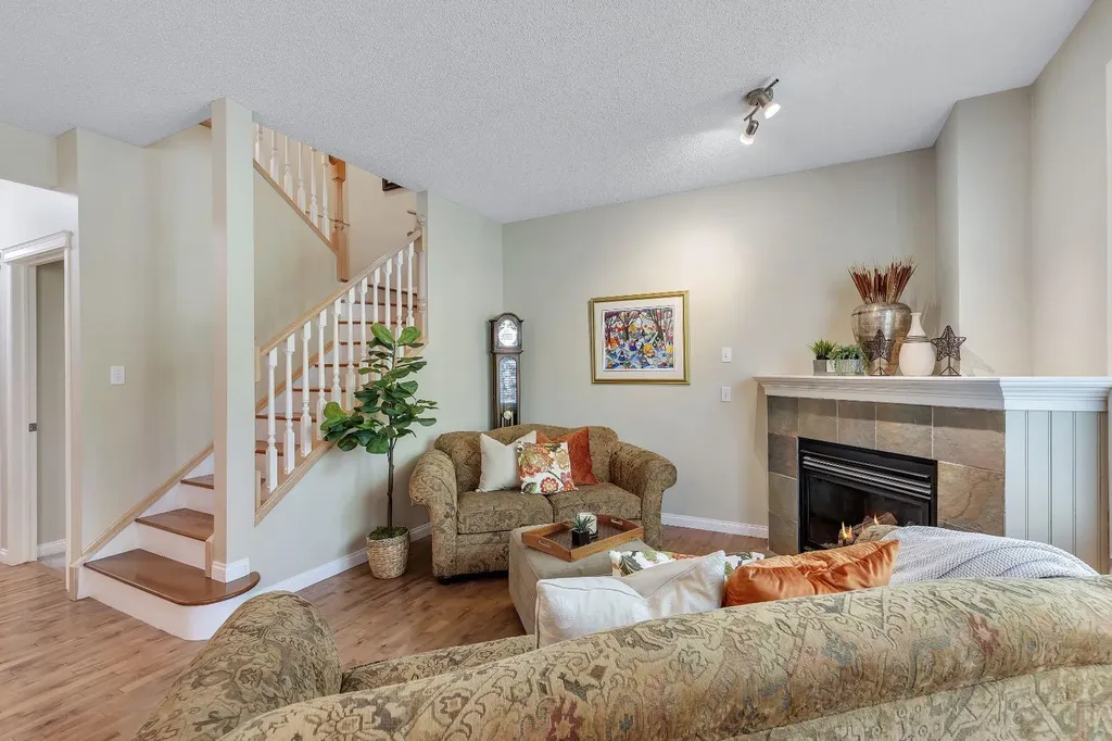 6 Discovery Heights SW Calgary AB T3H 4Y6
