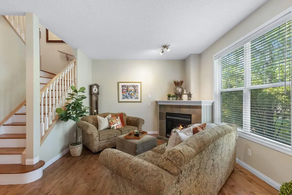 6 Discovery Heights SW Calgary AB T3H 4Y6
