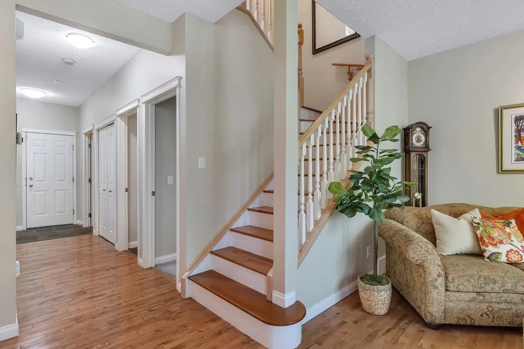 6 Discovery Heights SW Calgary AB T3H 4Y6