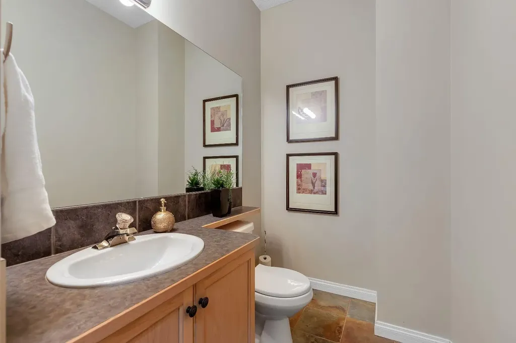 6 Discovery Heights SW Calgary AB T3H 4Y6