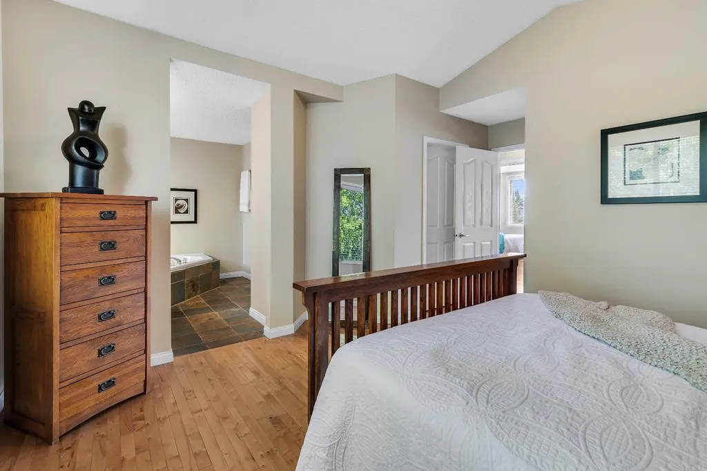6 Discovery Heights SW Calgary AB T3H 4Y6