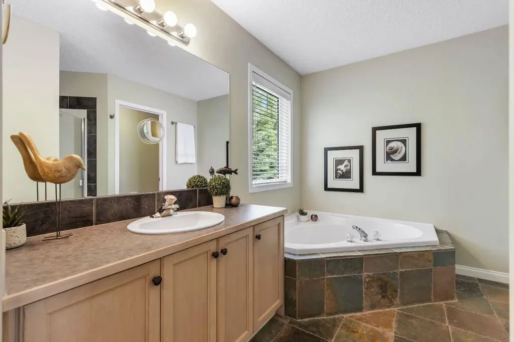 6 Discovery Heights SW Calgary AB T3H 4Y6