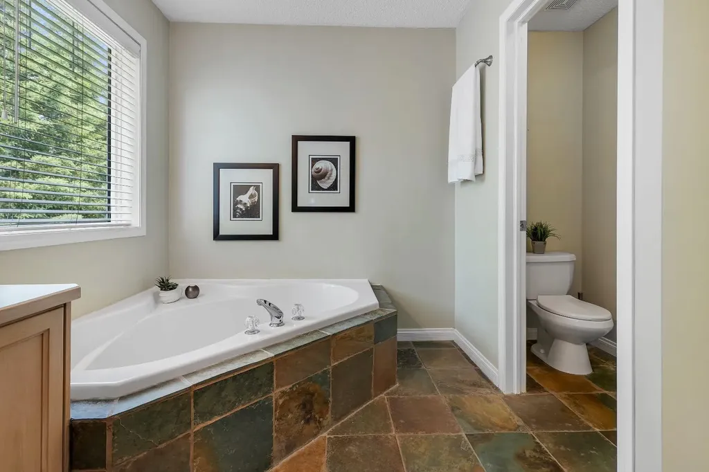 6 Discovery Heights SW Calgary AB T3H 4Y6