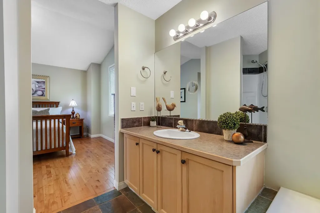 6 Discovery Heights SW Calgary AB T3H 4Y6
