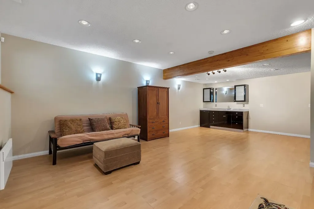 6 Discovery Heights SW Calgary AB T3H 4Y6