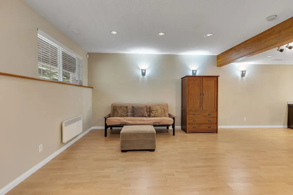 6 Discovery Heights SW Calgary AB T3H 4Y6