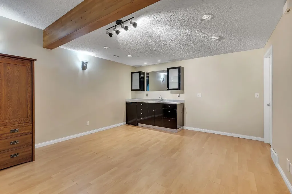 6 Discovery Heights SW Calgary AB T3H 4Y6