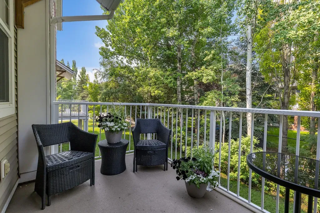 6 Discovery Heights SW Calgary AB T3H 4Y6