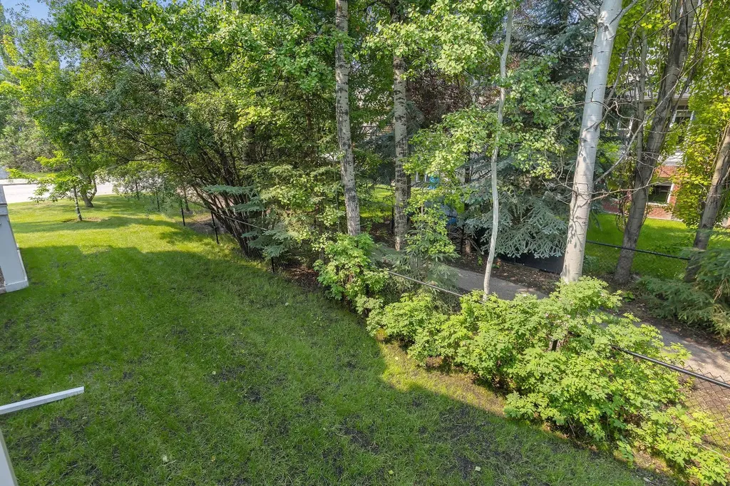 6 Discovery Heights SW Calgary AB T3H 4Y6
