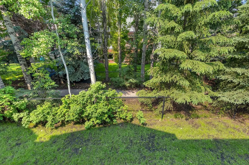 6 Discovery Heights SW Calgary AB T3H 4Y6