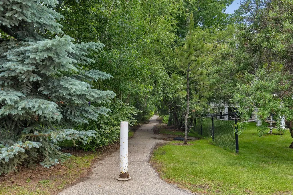 6 Discovery Heights SW Calgary AB T3H 4Y6