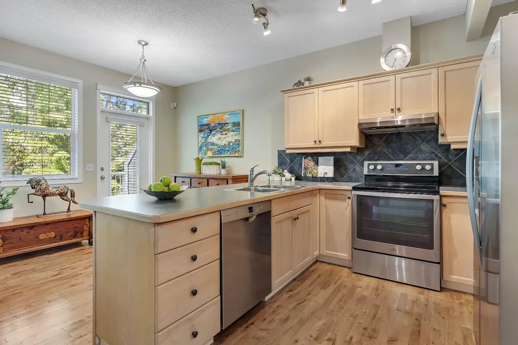 6 Discovery Heights SW Calgary AB T3H 4Y6