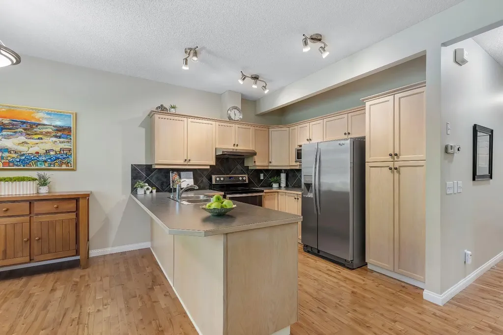 6 Discovery Heights SW Calgary AB T3H 4Y6