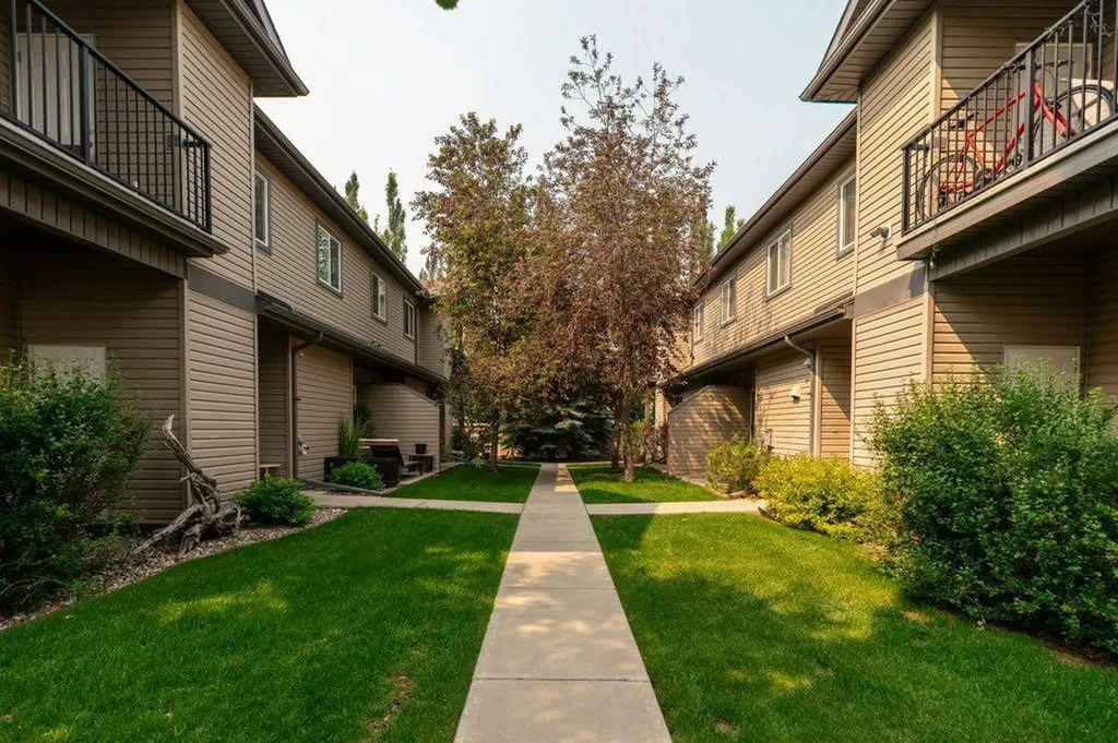 121 Silkstone Road W Lethbridge AB T1J 3A8