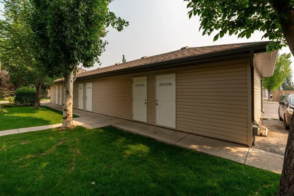 121 Silkstone Road W Lethbridge AB T1J 3A8