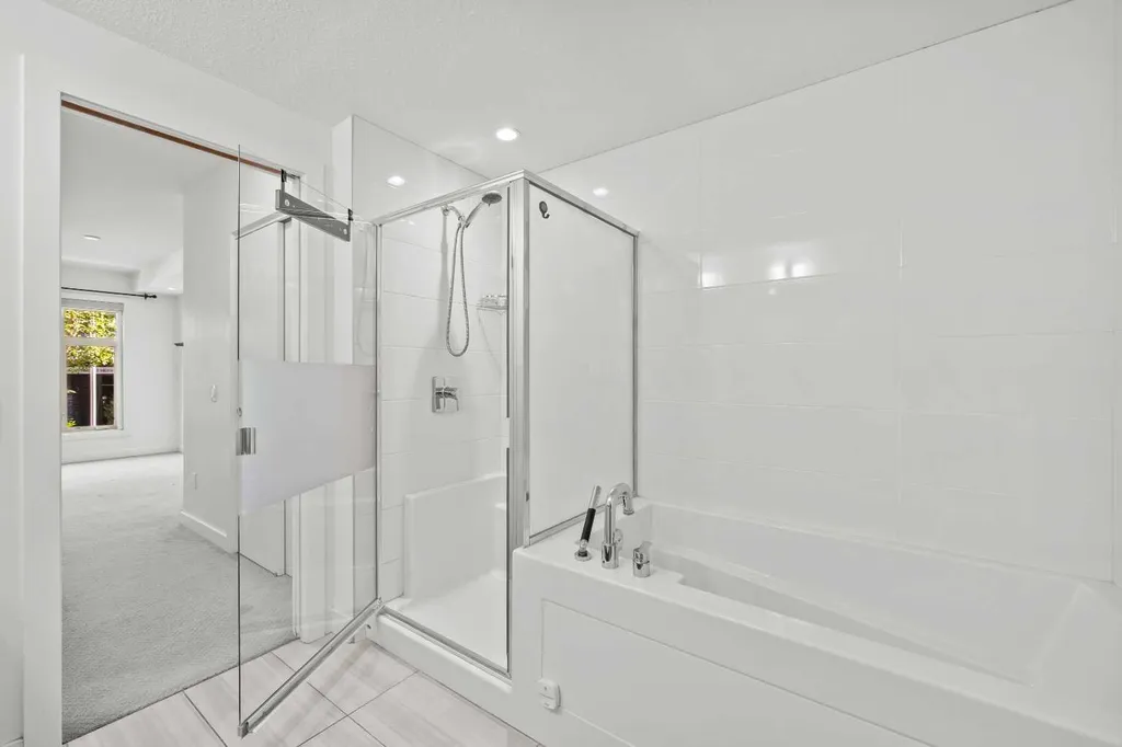 25 Aspenmont Heights SW Calgary AB T3H 0E4