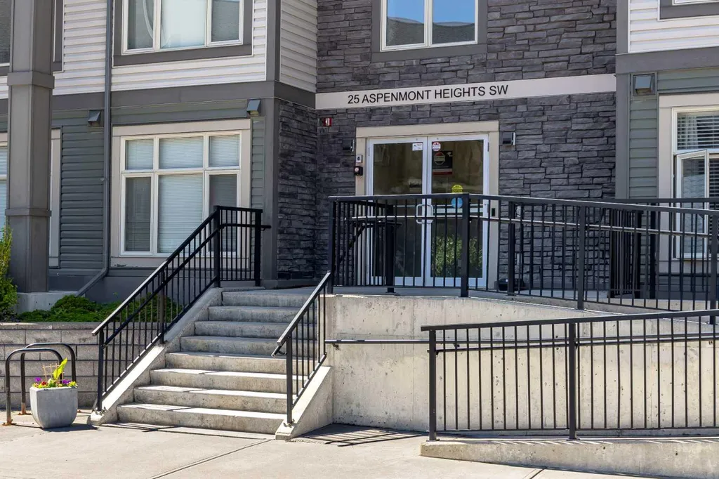25 Aspenmont Heights SW Calgary AB T3H 0E4