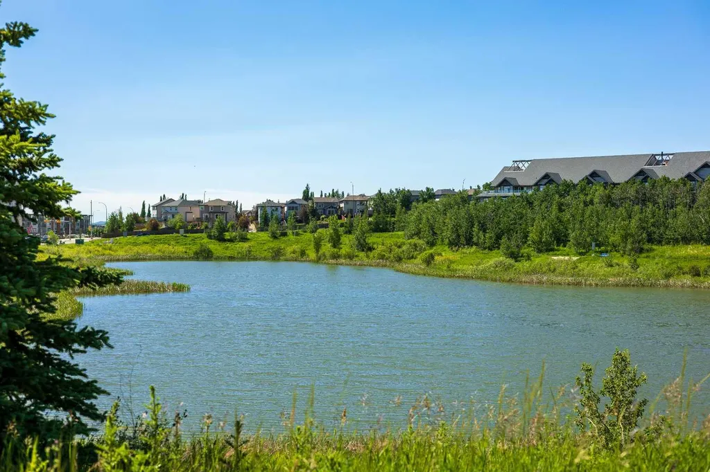 25 Aspenmont Heights SW Calgary AB T3H 0E4