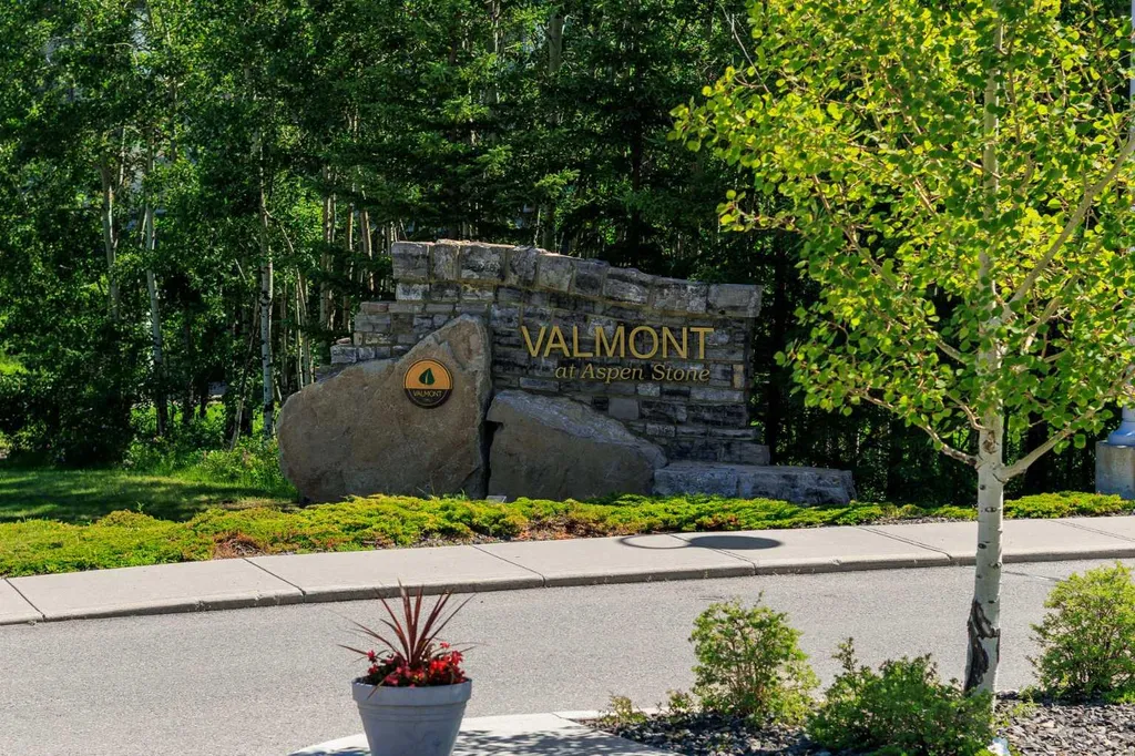 25 Aspenmont Heights SW Calgary AB T3H 0E4
