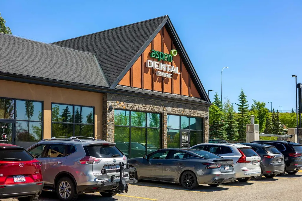 25 Aspenmont Heights SW Calgary AB T3H 0E4