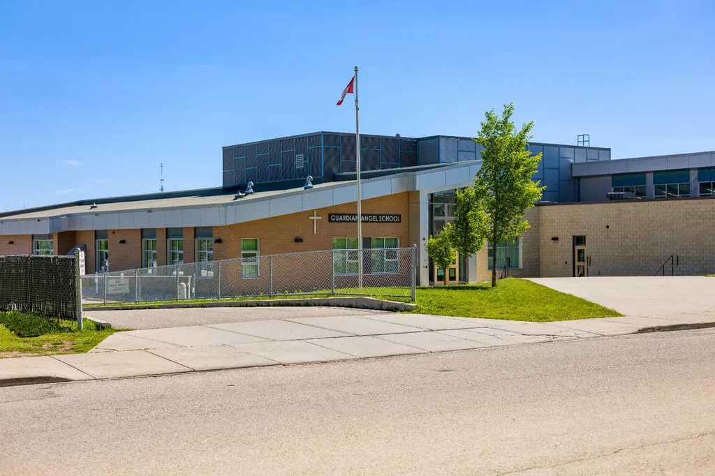 25 Aspenmont Heights SW Calgary AB T3H 0E4