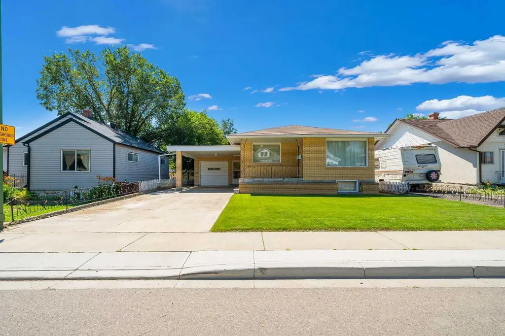 61 5 Street SW Medicine Hat AB T1A4G3