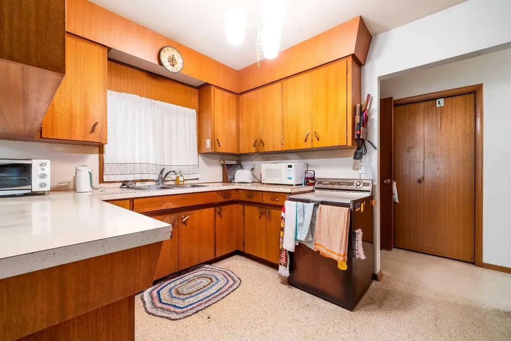 61 5 Street SW Medicine Hat AB T1A4G3