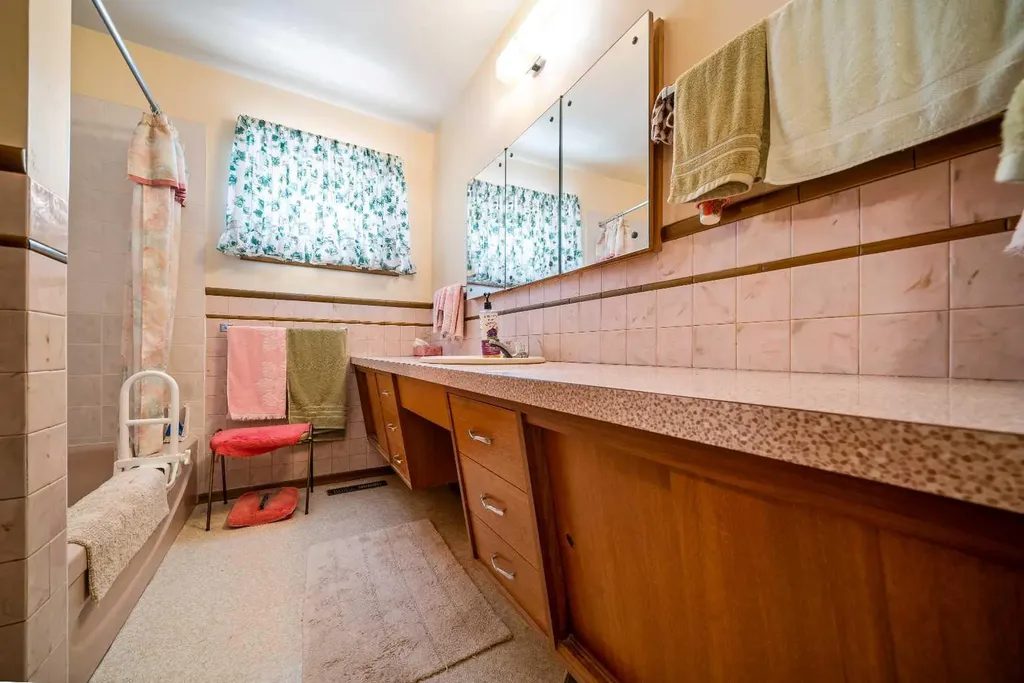61 5 Street SW Medicine Hat AB T1A4G3