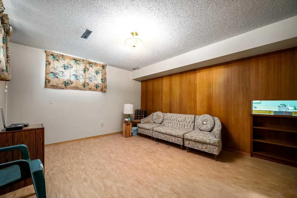 61 5 Street SW Medicine Hat AB T1A4G3