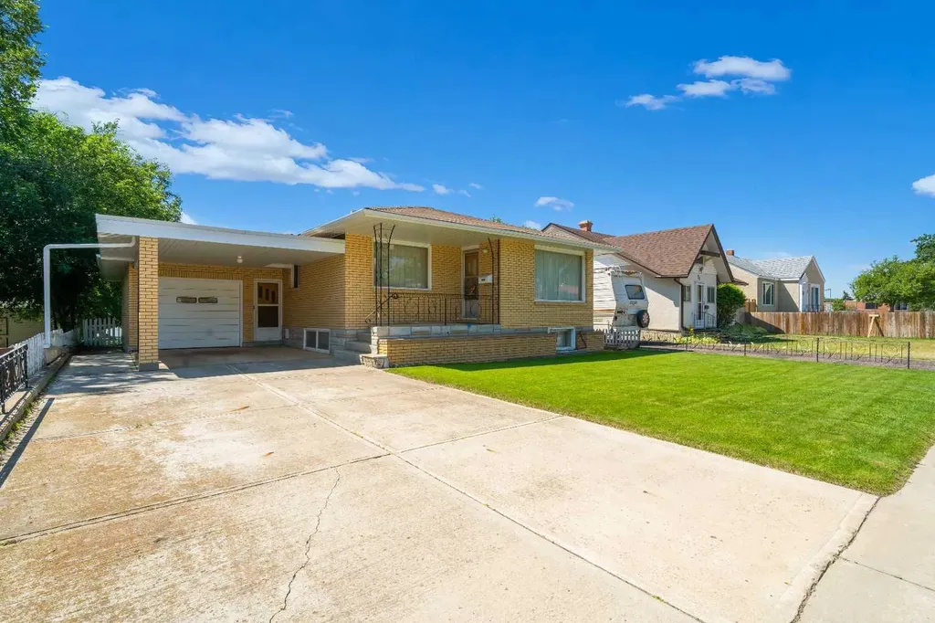 61 5 Street SW Medicine Hat AB T1A4G3