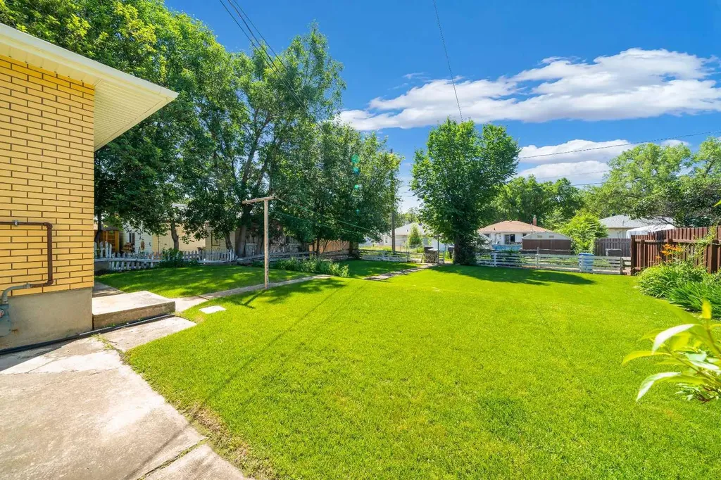 61 5 Street SW Medicine Hat AB T1A4G3