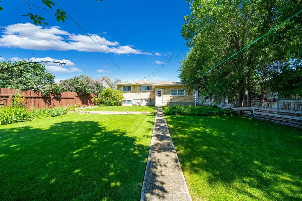 61 5 Street SW Medicine Hat AB T1A4G3