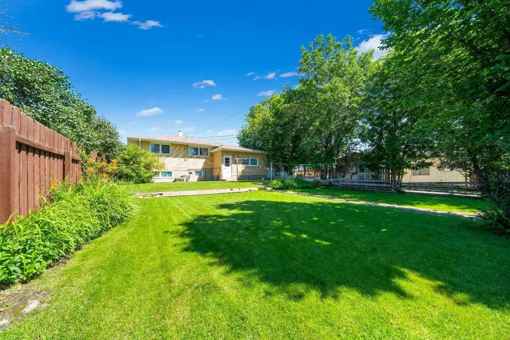 61 5 Street SW Medicine Hat AB T1A4G3