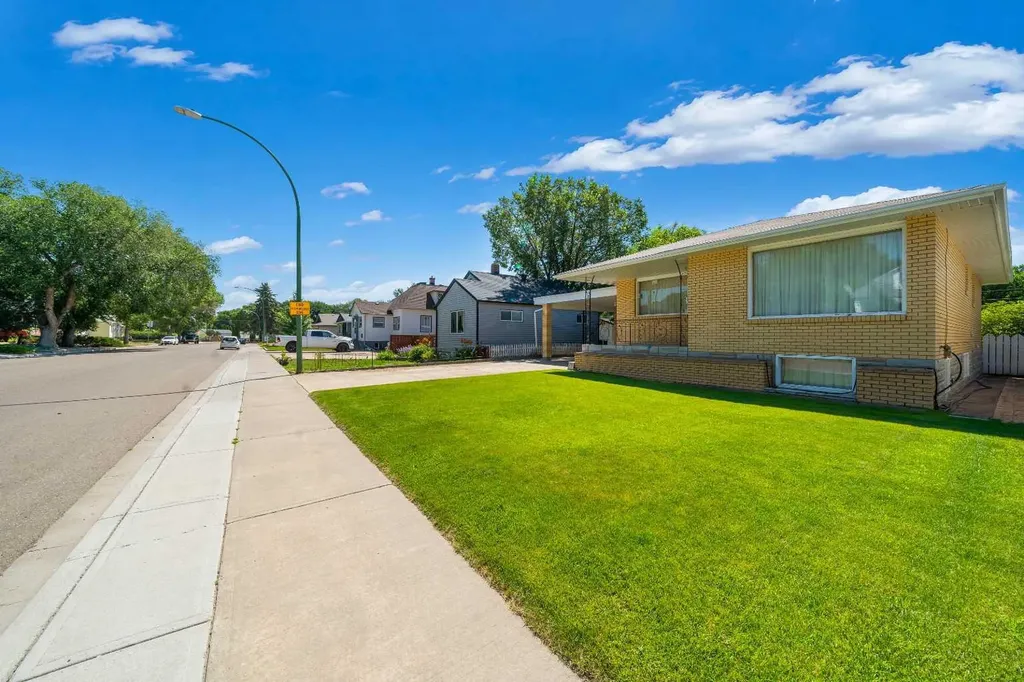 61 5 Street SW Medicine Hat AB T1A4G3