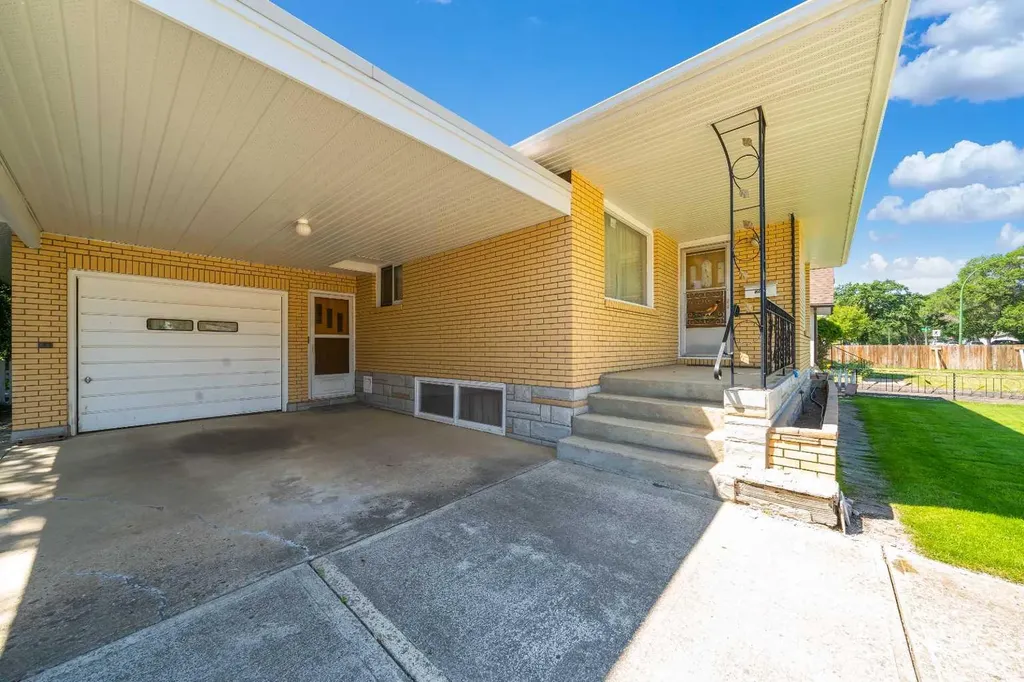 61 5 Street SW Medicine Hat AB T1A4G3