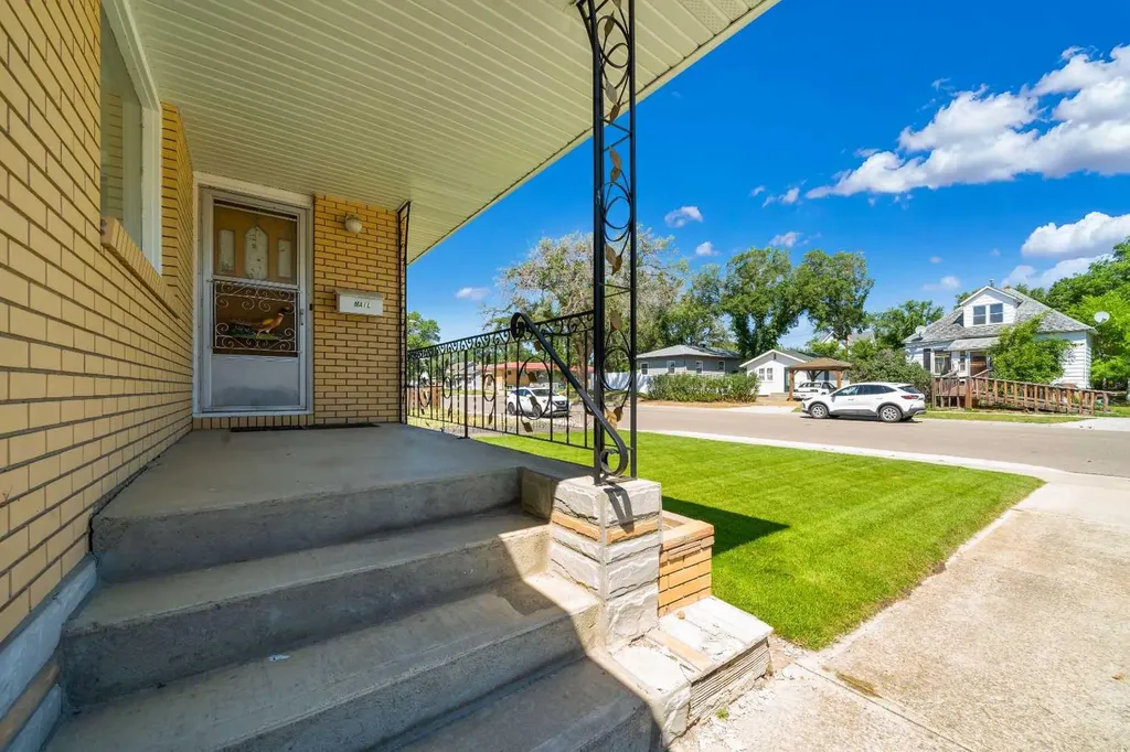 61 5 Street SW Medicine Hat AB T1A4G3