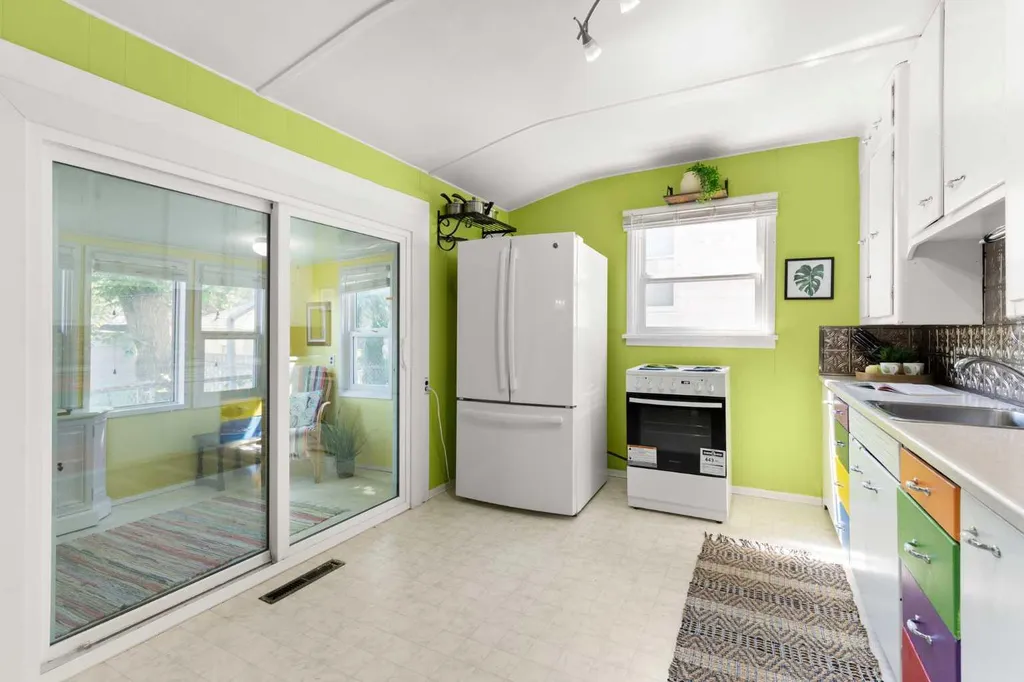 303 8 Street SE Medicine Hat AB T1A1L6