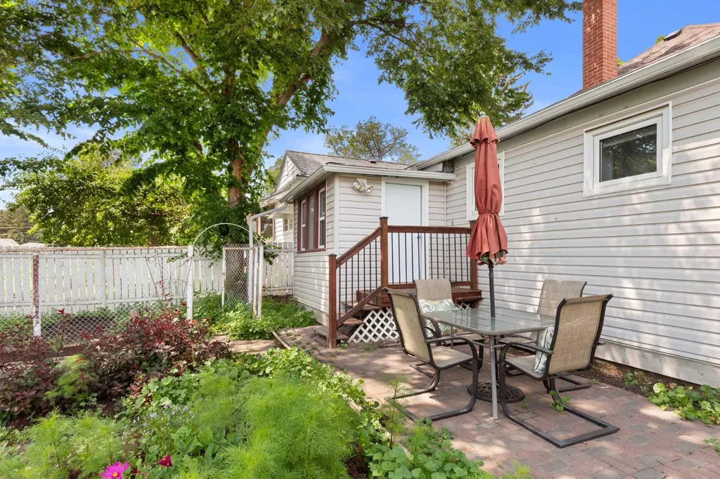 303 8 Street SE Medicine Hat AB T1A1L6