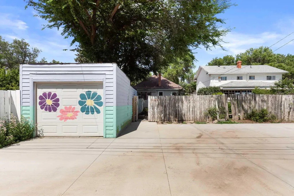 303 8 Street SE Medicine Hat AB T1A1L6