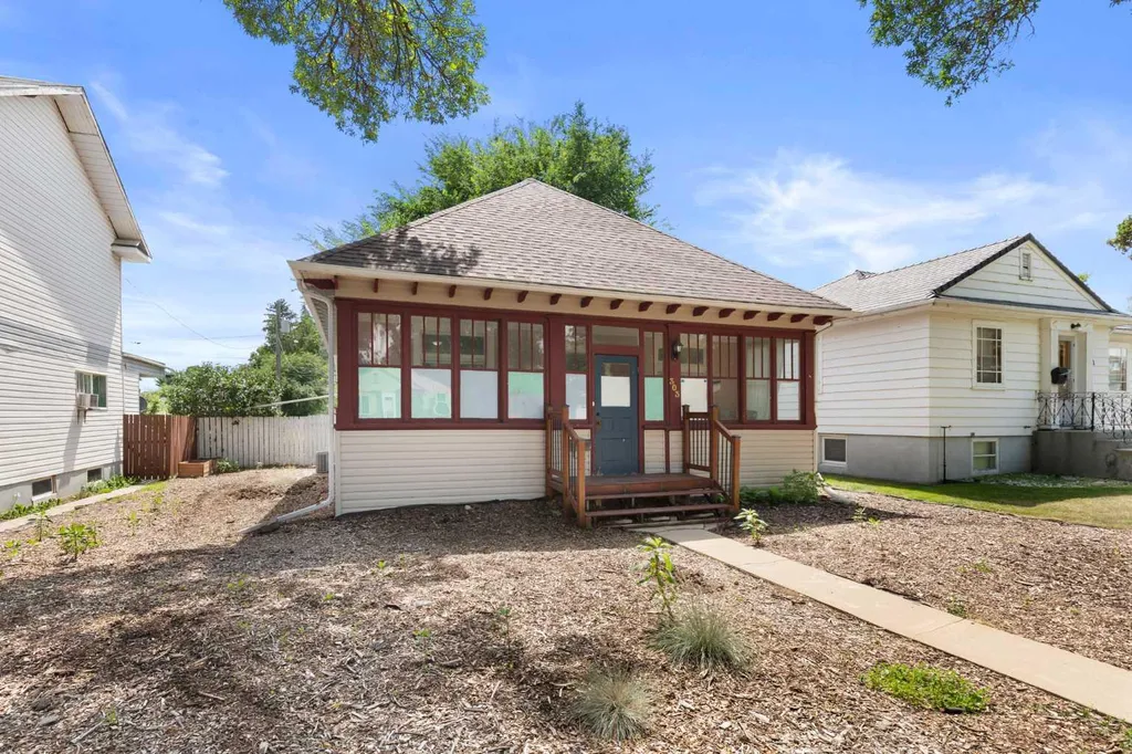 303 8 Street SE Medicine Hat AB T1A1L6