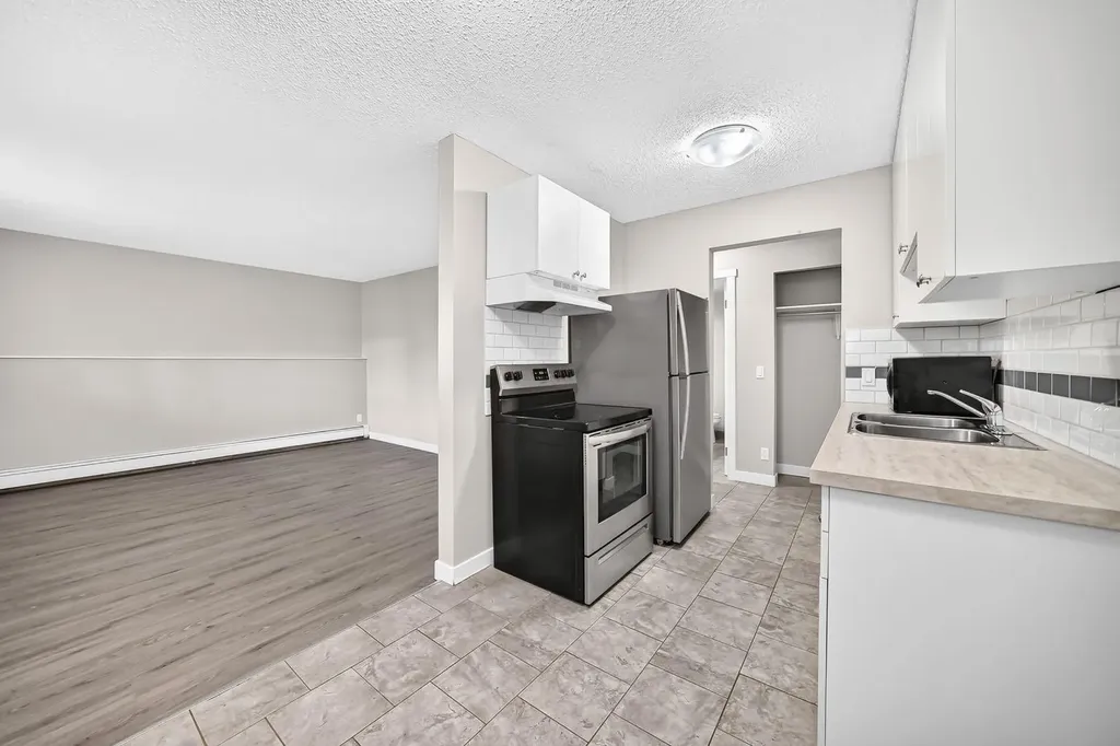 11415 8 Street SW Calgary AB T2W 2N4