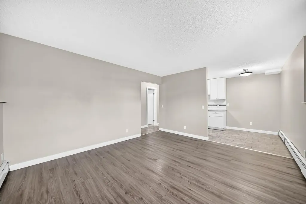 11415 8 Street SW Calgary AB T2W 2N4