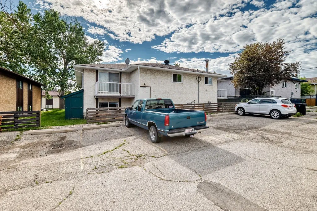 11415 8 Street SW Calgary AB T2W 2N4