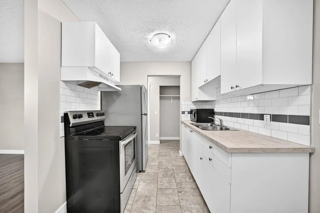 11415 8 Street SW Calgary AB T2W 2N4