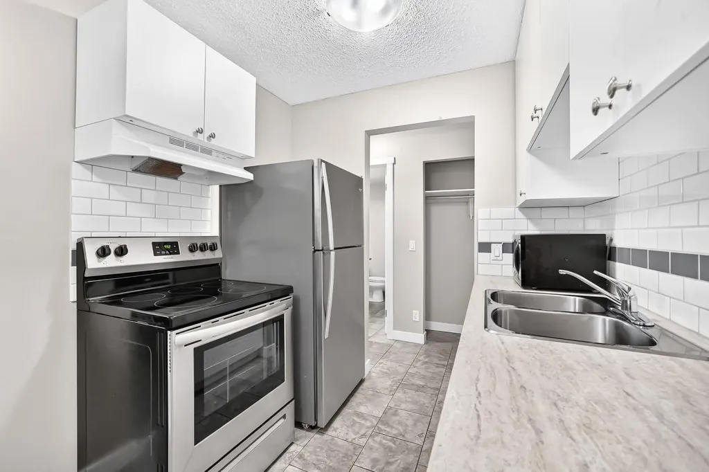 11415 8 Street SW Calgary AB T2W 2N4