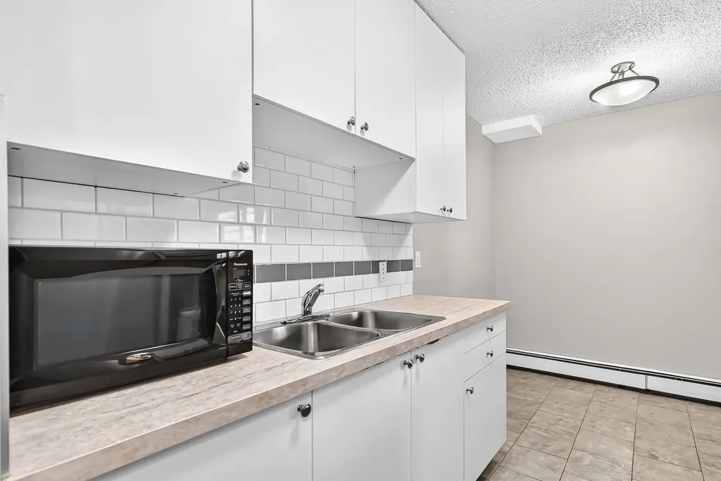 11415 8 Street SW Calgary AB T2W 2N4