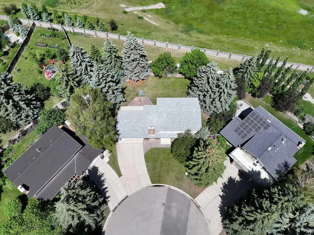 540 Varsity Estates Place NW Calgary AB T3B3C1