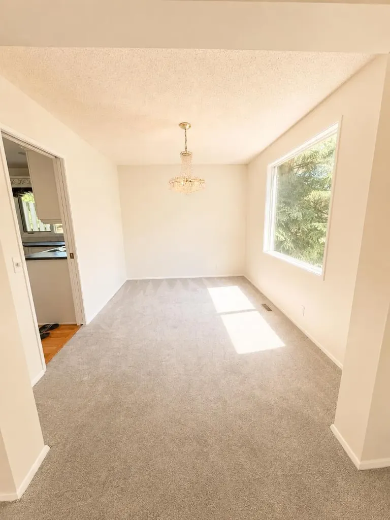 540 Varsity Estates Place NW Calgary AB T3B3C1